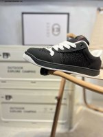Gucci 古驰顶级进口材料 极为亲肤舒适 摸上去非常的细腻 版型上很正 进口牛皮+真皮内里+几何构图案 奢华生动 图案透气不闷热 更为牢固耐穿 色彩更为鲜艳绚