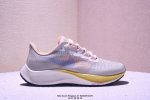 Nike Zoom pegasus 37 登月跑鞋 登月37代针眼网纱透气缓震疾速跑鞋。焕新升级，助力攻克湿滑的跑步征程。外底设计结合凹槽，铸就非凡抓地力，粘性