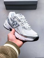 New Balance Nb740 英产 轻便复古休闲运动跑步鞋 全鞋身以网格布作为基地，在细节部分以皮革作为辅助添加，流线感很强。外形和New Balace
