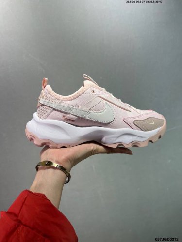 W Nike Tc 7900 新款老爹鞋 注入非凡时尚气息 塑就高雅外观 耐穿合成材质搭配柔软丝绒 该鞋款保留了挚爱的加垫鞋口 柔软泡绵缓震配置 和抓附力十足的