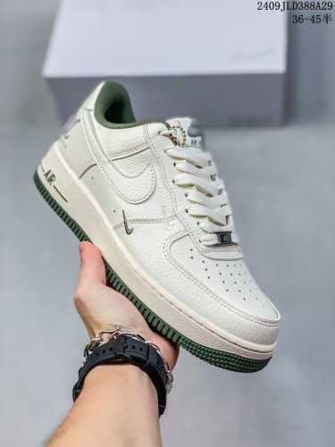 公司级耐克nike Air Force 7 空军一号低帮百搭休闲运动板鞋。柔软、弹性十足的缓震性能和出色的中底设计，横跨复古与现代的外型结合，造就出风靡全球三十