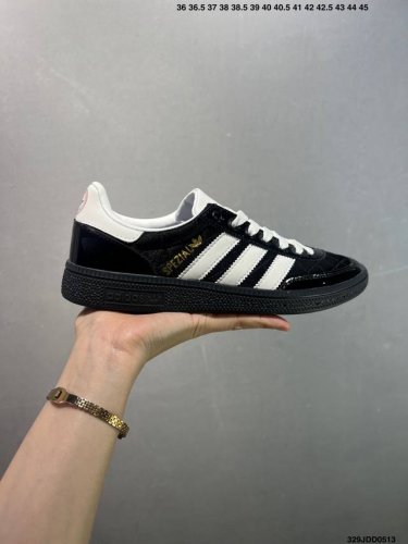 阿迪达斯 Adidas Originals Gazelle Indoor复古三叶草防滑透明橡胶板鞋经典运动鞋。这款经典鞋,忠于原版设计,缀撞色三条纹和鞋跟饰片。