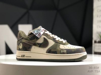 头层带半码耐克 Nike Air Force 1 ’07 空军一号低帮百搭休闲运动板鞋。柔软、弹性十足的缓震性能和出色的中底设计，横跨复古与现代的外型结合，造就