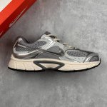 本地 核心私 nike V5 Rnr 舒适百搭防滑耐磨 低帮休闲运动跑步鞋 舒适有型适合日常穿着 该鞋款延续千禧年经典设计搭载泡绵中底厚实而轻盈 匠心细节巧搭立