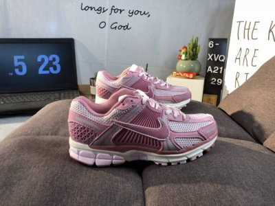 公司级耐克Nike Zoom Vomero 5 马拉松复古跑五代休闲运动慢跑鞋 采用环保纤维革饰片组合网眼布鞋面材质 升级正确后跟Tpu加固 耐弯折热塑框架支撑