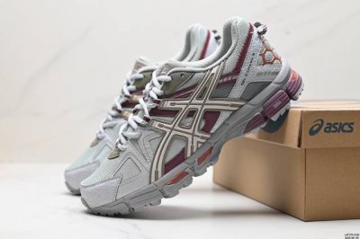 真标asics Gel-Kahana 8 亚瑟士经典户外跑鞋如今机能风和户外风吹得正劲 这款gel-Kahana 8便是主打urban Outdoor机能越野风