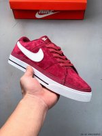 集图 耐克Nike Court Legacy 运动鞋融合经典复古款式与时尚街头风格设计，向网球文化的辉煌历史致敬。 利落皮革、织物和合成材质组合鞋面经久耐穿，易