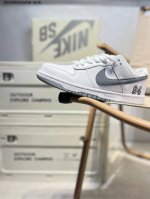 耐克Nike Dunk Low 板鞋Sb系列经典百搭休闲运动板鞋加厚鞋舌的填充，使舒适性大大提升，同时也更方便穿脱中底部分则加入了脚感柔软舒适Zoomair气垫