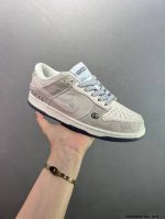 nike Dunk Sb Low 定制Dunk 定制Dunk Sb顾名思义 具有经典的Dunk血缘 又注入了更多的时尚元素 相较于普通的Dunk滑板鞋 改良版的