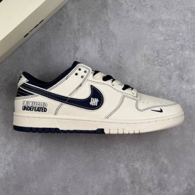 本地 核心私 undefeated X Nike Dunk Sb Low Und X 耐克 Sb 低帮 联名米白蓝 休闲运动板鞋 鞋身整体以米白色皮革打造 搭配