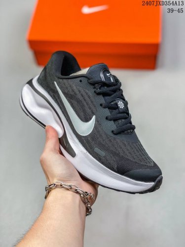 Nk Air Zoom Pegasus 41 登月跑鞋 登月41代超轻网面跑步鞋 脚跟区域营造出色舒适度，而在鞋底部分，搭载全掌型zoom Air配置耐克网面透