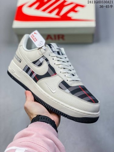 公司级带半码耐克nike Air Force 1‘07 空军一号低帮百搭休闲运动板鞋。柔软、弹性十足的缓震性能和出色的中底设计，横跨复古与现代的外型结合，造就出