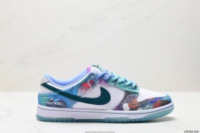 公司级futura X Nike Sb Dunk 整双鞋的细节方面，经过多轮曝光各位应该不陌生。作为nike Sb出品，配置自然要向滑板看齐，鞋身选用了特殊的帆