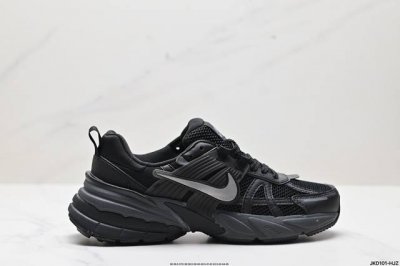 公司级耐克nike V2K Run跑步鞋复古风潮 网面透气运动鞋 灰银紧致的鞋面材质提供良好的包裹性鞋侧 Swoosh以及鞋头部分搭配增添不少亮点的镀铬细节鞋垫