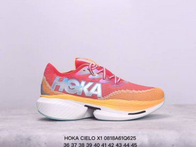 公司级hoka 霍卡 Hoka Cielo X1 竞速跑鞋 外观整合hoka 顶尖碳板技术、中底泡棉科技和几何学，设计符合自然步态的不对称鞋面和鞋底结构，专为精