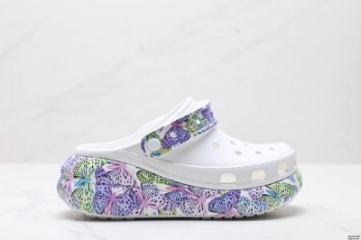 公司级Crocs卡洛驰泡芙厚底洞洞鞋女联名限量款增高户外沙滩鞋凉鞋拖鞋 超轻Croslite 专利材料打造鞋 面更加耐用易清洗 该鞋款轻盈舒适 2002 年 经