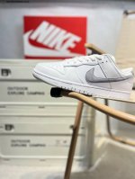 耐克Nike Dunk Low 板鞋Sb系列经典百搭休闲运动板鞋加厚鞋舌的填充，使舒适性大大提升，同时也更方便穿脱中底部分则加入了脚感柔软舒适Zoomair气垫