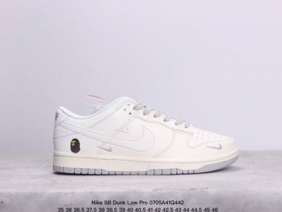 耐克nike Sb Dunk Low Pro 复古低帮 真标 休闲运动滑板板鞋。采用脚感柔软舒适zoomair气垫，有效吸收滑板等极限运动在落地时带来的冲击力，