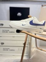 耐克 Nike Air Force 1 '07空军一号 百搭休闲运动板鞋。柔软、弹性十足的缓震性能和出色的中底设计，横跨复古与现代的外型结合，造就出风靡全球三十