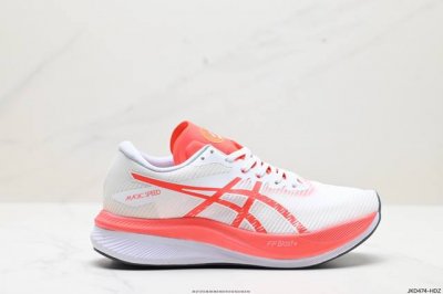 公司级asics 亚瑟士magic Speed 3稳定跑鞋鞋面采用双层提花网面设计，提高包裹性和透气性，后跟搭载稳定系统科技t-Gel提升整体支撑力和结构感，减