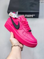 公司级耐克nike Air Force 1 Low 空军一号低帮百搭休闲运动板鞋。柔软、弹性十足的缓震性能和出色的中底设计，横跨复古与现代的外型结合，造就出风靡