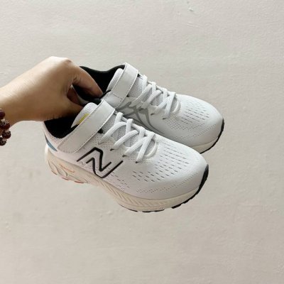 NB860魔术贴儿童运动鞋 SIZE:26-37码 当孩子们迈出第一步，每一步都充满期待与挑战，一双合适的运动鞋显得尤为重要。而今天我们要介绍的，就是这款令人惊