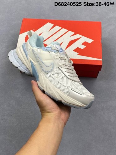 耐克Nike V2K Run跑步鞋复古风潮 网面透气运动鞋 灰银紧致的鞋面材质提供良好的包裹性鞋侧 Swoosh以及鞋头部分搭配增添不少亮点的镀铬细节鞋垫上印有