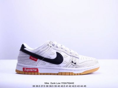 Supreme联名-生胶鬼脸 海外官方同步发售，耐克Nike Dunk Low Supreme 联名，美国街头滑板鞋潮牌，红底白色的独特LOGO使Supreme