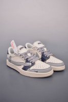 Fragment X Travis Scott X Supreme Air Jordan 1 Low 三方联名倒钩 全新的三方联名低帮倒钩鞋面延续了黑脚趾设计，