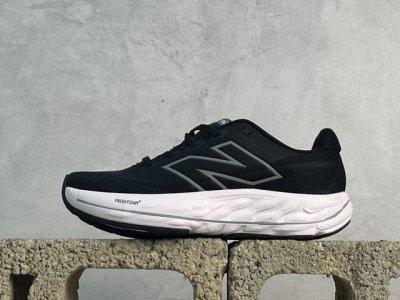 放店私 New Balance Foam X Vongo V6 Nb 系列超轻量化低帮休闲运动慢跑鞋 采用超轻透气3D针织网眼材料结构鞋面及打印Logo细节 中