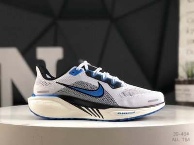 Nike 飞马新鞋 触感柔软，质感升级！随着“耐克 蓝图 系列”在巴黎的盛大发布，全新一代 登月41代 Nike Pegasus 41运动老爹鞋也正式登场啦！N