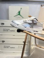 Nigel Sylvester X Air Jordan 4 Rm Aj4乔4 联名款低帮文化篮球鞋 它由纺织网布、皮革和翻毛皮混合而成，散发出时尚、高级的外观
