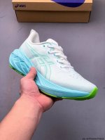 集图 Asics 宣布推出备受期待且深受粉丝喜爱的新款 Novablast 5 跑鞋。 Novablast 系列的最新更新通过轻质材料和 Asics 全新中底材