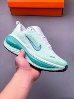 公司级！Nike Vomero 18 Plus 耐克 舒适减震防滑 低帮跑步鞋 全掌Reactx泡绵中底 前掌和后跟还配备了Air Zoom气垫单元 据说跑起来