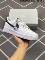 200 耐克Nike Air Force 1‘07 空军一号低帮百搭休闲运动板鞋。柔软、弹性十足的缓震性能和出色的中底设计，横跨复古与现代的外型结合，造就出风靡