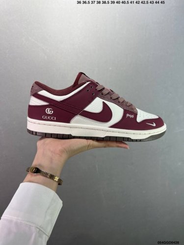 公司级Nike Dunk Sb Low 定制Dunk 定制Dunk Sb顾名思义，具有经典的Dunk血缘，又注入了更多的时尚元素。相较于普通的Dunk滑板鞋，改