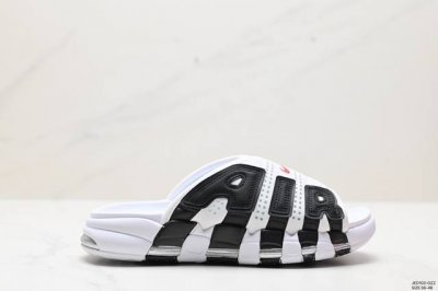 Nike Air More Uptempo Slide皮蓬拖鞋 以流行于街头的涂鸦文化为设计灵感，整体的设计风格夸张而充满魅力，厚实而充满质感的皮质鞋面两侧印刻