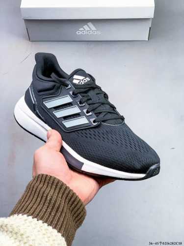 阿迪达斯 Adidas Eq21 Run Yy 系列街头网布透气时尚运动慢跑鞋。经典复古的外观，打造街头跑鞋时尚感，后跟嵌入了Tpu，支撑锁定双脚。搭载Runn