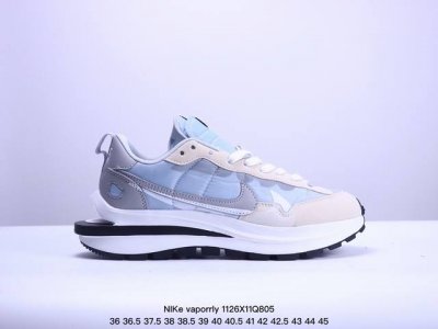 耐克sacai X Nike Regasus Vaporrly Sp 华夫双勾三代3.0走秀 鞋身材质由翻毛皮和透气网布共同打造。熟悉的解构手法、重叠swoos