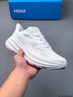 Hoka One One 克利夫顿9 轻量级缓震跑步鞋！鞋款延续克利夫顿的最佳品质，继续呈现极致柔软和超凡轻盈的完美组合。 全新的鞋面加大透气网孔，提升后跟部位