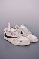 Fragment X Travis Scott X 北面 Air Jordan 1 Low 三方联名倒钩 全新的三方联名低帮倒钩鞋面延续了黑脚趾设计，整双鞋以全