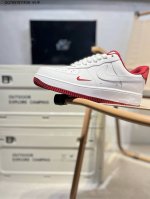 耐克 Nike Air Force 1 '07空军一号 百搭休闲运动板鞋。柔软、弹性十足的缓震性能和出色的中底设计，横跨复古与现代的外型结合，造就出风靡全球三十