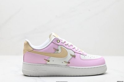 260 公司级耐克Nike Air Force 1“07空军一号低帮百搭休闲运动板鞋。柔软、弹性十足的缓震性能和出色的中底设计，横跨复古与现代的外型结合，造就出