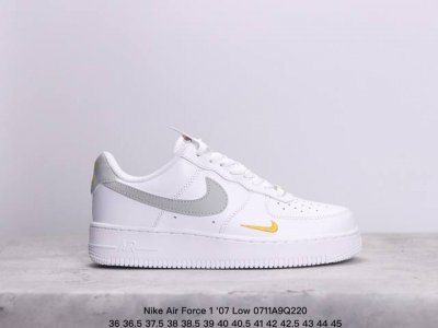 耐克 Nike Air Force 1 '07 Low 空军一号低帮，柔软、弹性十足的缓震性能和出色的中底设计，横跨复古与现代的外型结合，造就出风靡全球三十多年