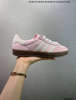 阿迪达斯 Adidas Originals Gazelle Indoor复古三叶草防滑透明橡胶板鞋经典运动鞋。这款经典鞋,忠于原版设计,缀撞色三条纹和鞋跟饰片。