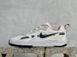 FUTURA x Nike Jam 系列 采用鞋面合成皮革与网眼布设计 以便于运动员在霹雳舞运动中的保护和耐穿 中底设计细节采用翻转SWOOSH设计 使得倒立动