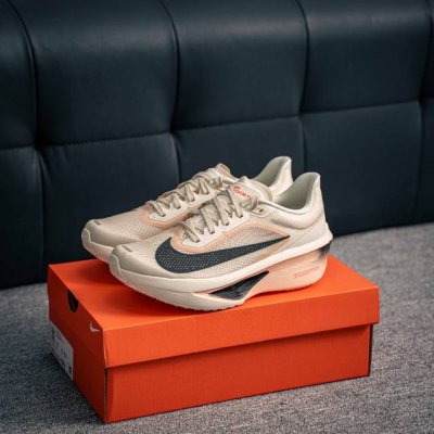 300 核心私 Nike Zoom Fly 6 耐克超弹轻盈跑步鞋 #鞋款搭载 Flyknit 材料 打造出众弹性 易于穿脱。采用React技术 轻盈耐穿泡绵打