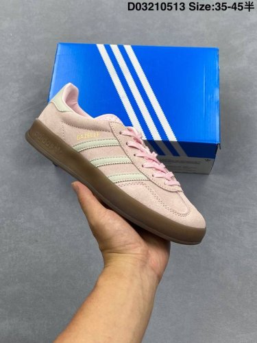 阿迪达斯 Adidas Originals Gazelle Indoor复古三叶草防滑透明橡胶板鞋经典运动鞋。这款经典鞋,忠于原版设计,缀撞色三条纹和鞋跟饰片。