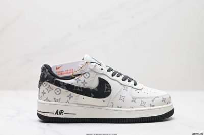 真标耐克nike Air Force 7 空军一号低帮百搭休闲运动板鞋。柔软、弹性十足的缓震性能和出色的中底设计，横跨复古与现代的外型结合，造就出风靡全球三十多