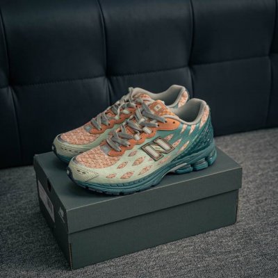 核心私 New Balance 1906系列 休闲鞋 #采用轻质牛剖革拼接透气网眼衬垫织物鞋面材质 T-Beam大底提供足步弓支撑，保持步态稳定 后跟搭载外露缓